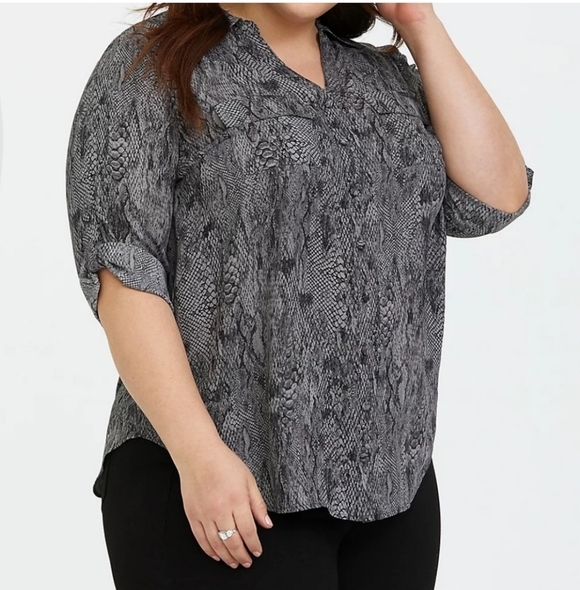 Torrid snakeskin print georgette button front top 1X plus size - Picture 2 of 8